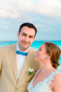 Traje de novio para boda de playa